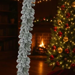 Everlands Dennenslinger - groen -met sneeuw - 270 cm -20 cm breed