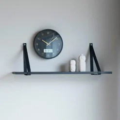 Wandplanken-House Nordic Forno zwarte wandplank met leren riemen.