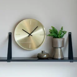 Wandplanken-House Nordic Forno zwarte wandplank met leren riemen.