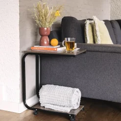 QUVIO Bijzettafel op wieltjes met opbergmandje - metaal + hout
