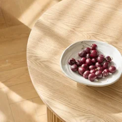 Nordlys Set van een houten salontafel en 2 witte poefs