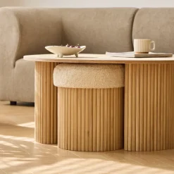 Nordlys Set van een houten salontafel en 2 witte poefs